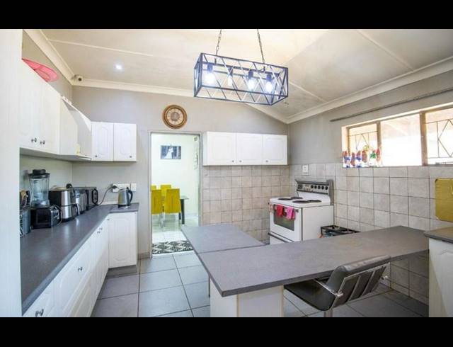 10 BEDROOM HOUSE FOR SALE IN PRETORIA GARDENS